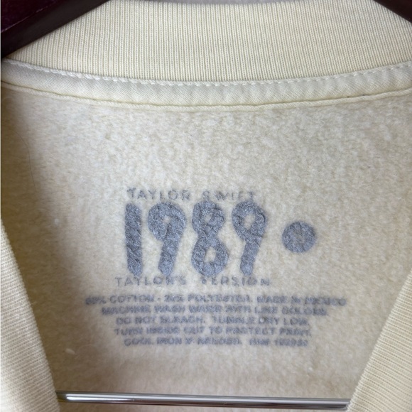 Taylor Swift 1989 Taylor’s Version Crewneck Sweatshirt Women’s Size Small - Picture 3 of 4
